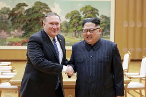 Ngoại trưởng Pompeo và nhà lãnh đạo Kim Jong-un gặp nhau tại Bình Nhưỡng (Ảnh: Reuters)