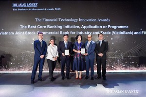 Hai đại diện của VietinBank là ông Trần Công Quỳnh Lân và bà Trần Thị Minh Đức (đứng giữa) nhận Giải Thưởng “Chương trình đổi mới Core Banking tốt nhất” từ The Asian Banker