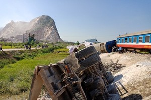 Vụ tai nạn nghiêm trọng giữa tàu hỏa và xe tải ngày 24/5 khiến 2 người thiệt mạng, 10 người bị thương, tuyến đường sắt Bắc - Nam "tê liệt" (ảnh: Bình Minh)