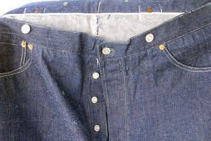 Cận cảnh chiếc quần jeans được một đại gia Đông Nam Á mua với giá gần 2,3 tỷ đồng. (Nguồn: WJLA)