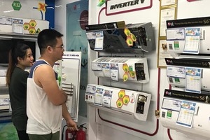 Kinh tế eo hẹp, nhiều gia đình đắn đo không biết có nên chọn mua điều hòa giá rẻ hay không?