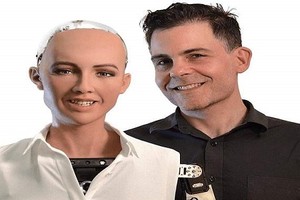 Tiến sĩ David Hanson và robot Sophia do ông chế tạo. Ảnh: VCG.