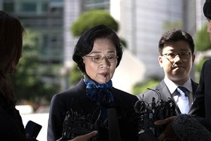 Lee Myung-hee tỏ ra bình tĩnh, liên tục cúi đầu nói xin lỗi khi xuất hiện tại trụ sở cảnh sát Seoul sáng 28/5. Ảnh: Korea Times.