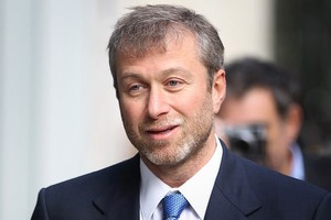 Tỷ phí Abramovich mua lại Chelsea từ năm 2003. Việc xin gia hạn thị thực Anh đã hết hạn của ông đang bị kéo dài bất thường. Ảnh: AFP.