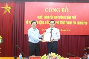 Thừa ủy quyền của Thủ tướng Chính phủ, Bộ trưởng Bộ Nội vụ Lê Vĩnh Tân trao  quyết định và chúc mừng tân Phó Tổng Thanh tra Chính phủ Trần Ngọc Liêm.