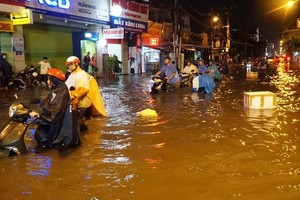 Chiều 19/5, mưa ngập tới yên xe mà thống kê chỉ ngập từ 0,1-0,25m (ảnh: Trương Nhân)