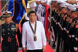 Tổng thống Philippines Rodrigo Duterte duyệt đội danh dự khi đến tham dự lễ kỷ niệm 120 năm lực lượng Hải quân Philippines ở Metro Manila hôm 22/5. Ảnh: Reuters.
