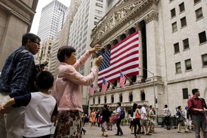 Khách du lịch Trung Quốc chụp ảnh bên ngoài Sở Giao dịch Chứng khoán New York ngày 8/7/2016. Ảnh: Reuters. 