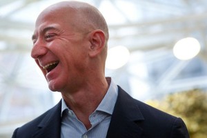 “Chúng ta phải quay trở lại mặt trăng, và đã đến lúc phải ở lại đó”, tỷ phú Jeff Bezos nói.
