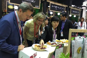 Khách tham quan và dùng thử các sản phẩm sấy của Việt Nam.