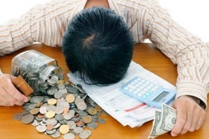 Nếu chỉ lo dành dụm từng đồng, bạn khó làm lớn, kiếm được nhiều. Ảnh: Dumb Little Man.