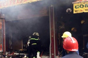 Nhiều tài sản trong cửa hàng bị thiêu rụi, liên tục bốc khói đen. Ảnh: Sơn Hòa.