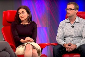 Sheryl Sandberg và Giám đốc công nghệ Facebook, Mike Schroepfer.