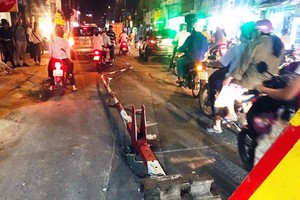 Barie bị ôtô tông văng ra ngoài. Ảnh: Tin Tin.