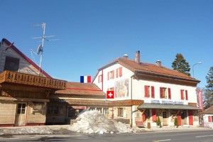 Khách sạn nằm giữa hai nước Pháp và Thụy Sĩ, có giá phòng khoảng hơn 100 USD/đêm. Trên website của khách sạn cũng có giới thiệu: "Hai đất nước dùng bữa trên cùng một bàn ăn và ngủ trên cùng một chiếc giường". Ảnh: Amusing Planet.