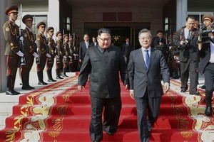Tổng thống Hàn Quốc Moon Jae-in (phải) và lãnh đạo Triều Tiên Kim Jong-un xuất hiện sau cuộc gặp tại Khu Phi quân sự liên Triều (DMZ) hôm 26/5. Ảnh: South Korea Presidential Blue House.