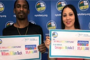William Williams, 24 tuổi và Michelle Concepcion, 25 tuổi ở New York, kể rằng họ đã mua chiếc vé số giá 20 USD để đổi tờ 100 USD và trúng ngay 5 triệu USD. 