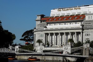 Khách sạn Fullerton nằm gần cửa sông Singapore, được thiết kế theo trường phái cổ điển. Ảnh: Reuters.