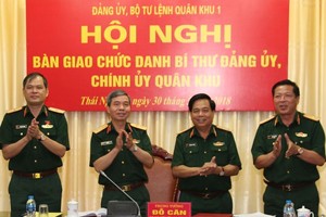 Trung tướng Đỗ Căn, Phó Chủ nhiệm Tổng cục Chính trị chứng kiến bàn giao chức danh Bí thư Đảng ủy, Chính ủy Quân khu giữa Trung tướng Nguyễn Sỹ Thăng và Thiếu tướng Trần Hồng Minh, Thiếu tướng Dương Đình Thông. Ảnh QK1.