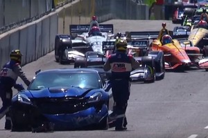 Người cầm lái chiếc Corvette ZR1 là Mark Reuss - phó chủ tịch GM, và ngồi ở ghế phụ là Mark Sandy - một lãnh đạo của IndyCar.