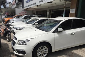 Thị trường xe ô tô cũ tại TPHCM đang khá “ảm đạm”, lượng xe bán ra của nhiều cửa hàng bị sụt giảm khoảng 50%.