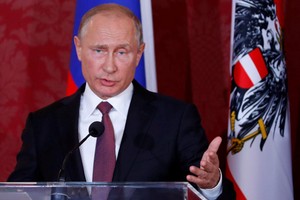 Tổng thống Nga Vladimir Putin trong một cuộc họp báo hôm 5/6. Ảnh: Reuters.