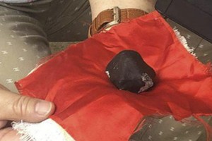 Những mảnh thiên thạch này được bán với giá 178 triệu đồng/gram. (Nguồn: News.163.com).