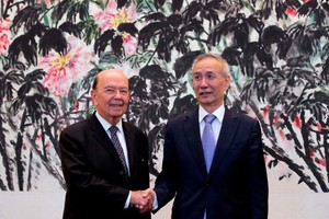 Phó Thủ tướng Trung Quốc Lưu Hạc (phải) và Bộ trưởng Thương mại Mỹ Wilbur Ross (Ảnh: Getty).