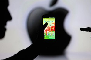 Apple nhiều lần công khai chỉ trích Facebook. Ảnh: Reuters.