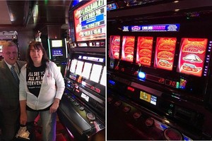 Derek Stevens chụp cùng Rhonda (phải) trước máy quay thưởng. Ảnh: Twitter.