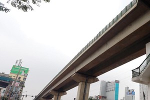 Cần tiếp tục tập trung đôn đốc, kiểm tra, đẩy nhanh tiến độ các dự án đầu tư công. Trong ảnh: Dự án đường sắt trên cao Cát Linh - Hà Đông (Hà Nội). Ảnh: Đ.T