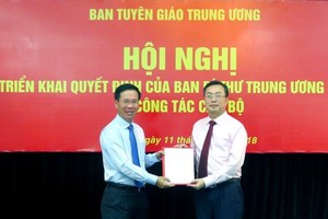 Đồng chí Võ Văn Thưởng trao quyết định cho đồng chí Bùi Trường Giang. Ảnh Dangcongsan.vn