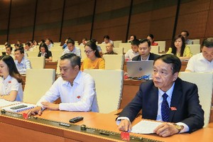 Ông Võ Trọng Việt (bìa phải), Chủ nhiệm Uỷ ban Quốc phòng An ninh, cơ quan thẩm tra dự án Luật An ninh mạng cùng các đại biểu tại phiên làm việc của Quốc hội sáng 12/6. Ảnh: Vnexpress