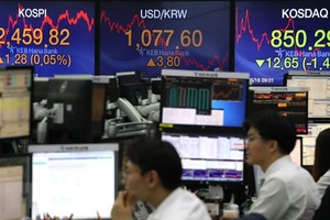 Bảng tỷ giá chứng khoán tại ngân hàng Hana ở thủ đô Seoul, Hàn Quốc. (Nguồn: Yonhap/TTXVN).