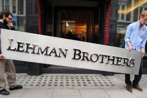 Lehman Brothers tuyên bố phá sản vào ngày 15/9/2008 sau nỗ lực bất thành về việc tìm kiếm đối tác trợ giúp, đánh dấu trường hợp sụp đổ lớn nhất trong cuộc khủng hoảng.