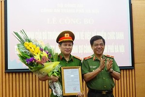 Thiếu tướng Đoàn Duy Khương trao quyết định và chúc mừng Đại tá Nguyễn Văn Viện. Ảnh ANTĐ.