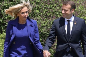 Tổng thống Pháp Emmanuel Macron và phu nhân (Ảnh: EPA)