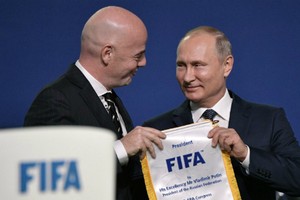 Tổng thống Nga Putin (phải) và Chủ tịch FIFA Gianni Infantino tại Đại hội FIFA ở Moskva ngày 13/6. Ảnh: AFP.