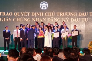 Đại diện Công ty cổ phần Đầu tư Văn Phú -  Invest nhận quyết định chủ trương đầu tư Dự án Khu đô thị mới An Hưng.