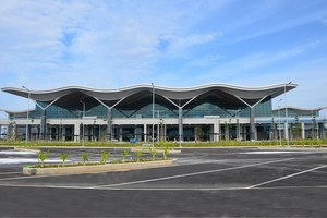 Các công trình phụ trợ bên ngoài nhà ga đang gấp rút hoàn thiện.