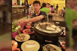 Người đàn ông bị bắt gặp khi đang ngồi ăn chễm chệ tại một nhà hàng lẩu sang trọng sau khi ăn xin trên mạng. (Nguồn: STOMP).