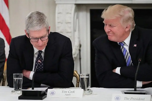 Tim Cook (bên trái) đã có cuộc gặp với Tổng thống Mỹ (bên phải) tháng trước.