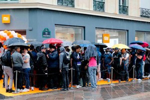 Khách hàng xếp hàng trước giờ khai trương tại cửa hàng Xiaomi ở Paris (Pháp) tháng trước. Ảnh:CNN.
