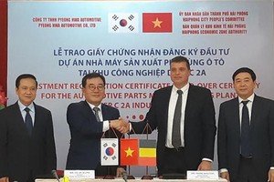 Ký kết hợp đồng thuê đất giữa DEEP C và PHA dưới sự chứng kiến của lãnh đạo thành phố Hải Phòng.