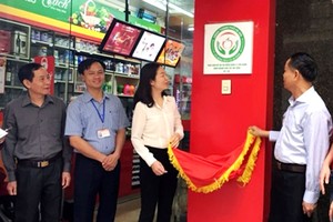 Hà Nội phấn đấu 80 - 90% cửa hàng kinh doanh trái cây được gắn biển "Cửa hàng trái cây an toàn" trong năm 2018.