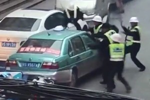 Siêu xe Audi R8 điên cuồng đâm đụng trốn cảnh sát