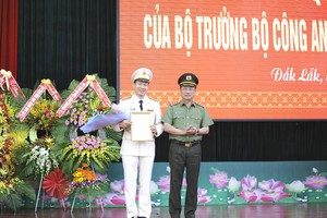 Đại tá Vũ Hồng Văn (trái) được bổ nhiệm chức vụ Giám đốc Công an tỉnh Đắk Lắk.
