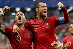 Những bàn thắng của các cầu thủ kỳ cựu là Ronaldo và Quaresma đã đưa Bồ Đào Nha vào vòng loại trực tiếp. Ảnh: FIFA.