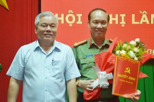 Bí thư Tỉnh ủy Sóc Trăng Phan Văn Sáu trao quyết định và chúc mừng Đại tá Phạm Quốc Việt. Ảnh báo Sóc Trăng.