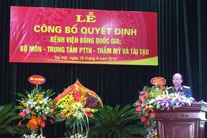 PGS.TS Nguyễn Gia Tiến, Giám đốc Bệnh viện Bỏng Quốc gia phát biểu tại lễ công bố. Ảnh SKĐS.